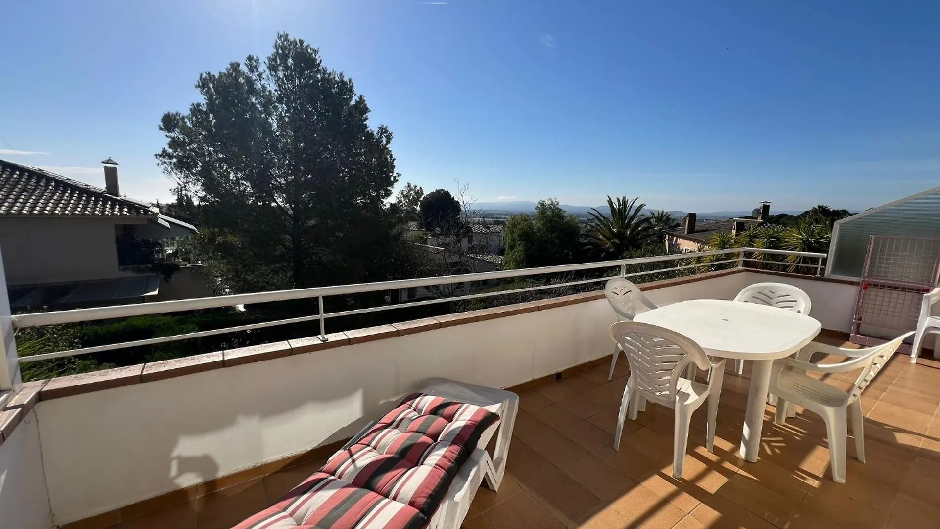 הקונטקטים של Casa Buckingham 27C